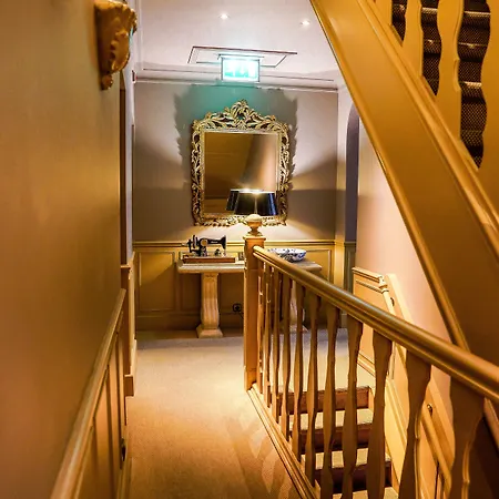 Arq Paleis Hotell 4*